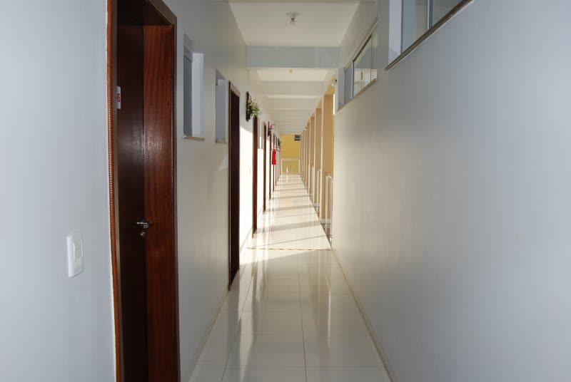 Corredor interno com as portas dos quartos