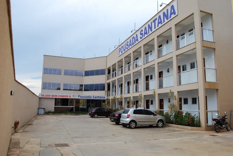 Fachada e estacionamento da Pousada Santana