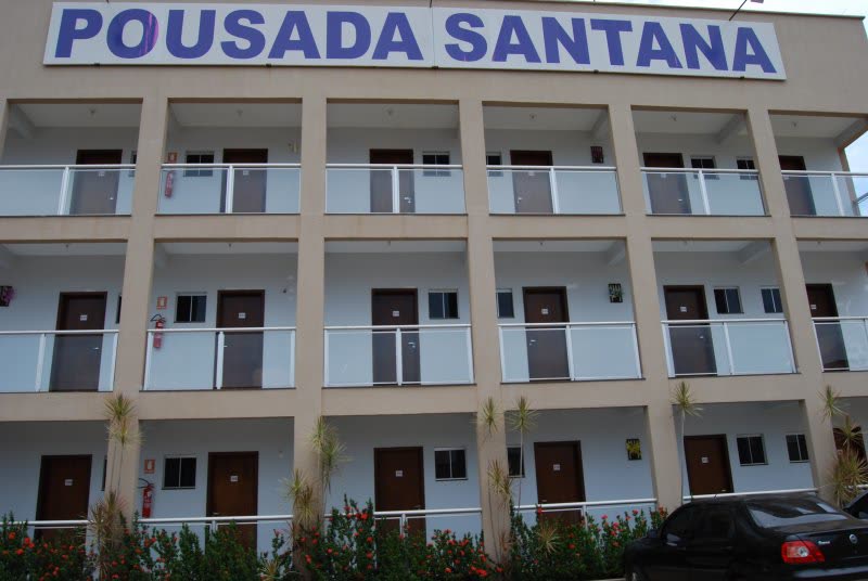 Fachada da Pousada Santana com o letreiro azul