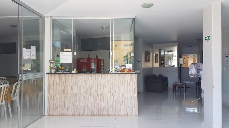 Recepção e área de café da Pousada Santana