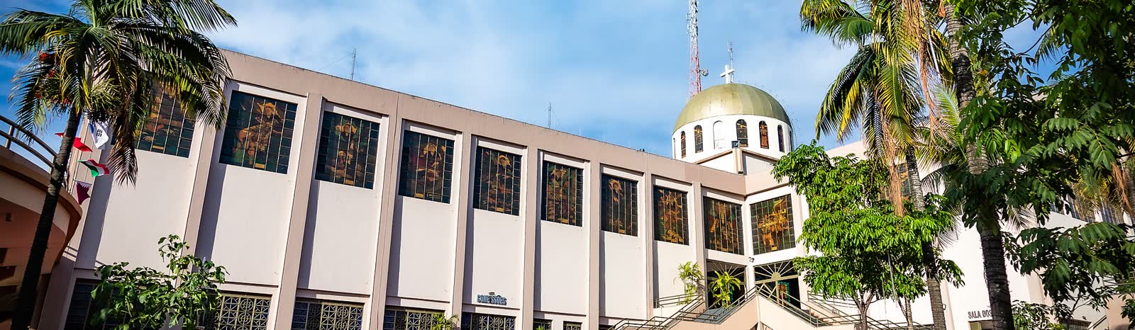 Fachada do Santuário Basílica do Divino Pai Eterno, com a cúpula e palmeiras, em Trindade